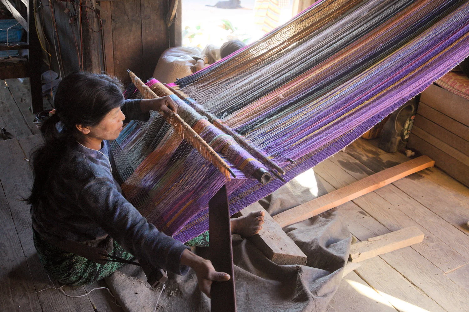 Saizang-village-blanket-weaver.jpg