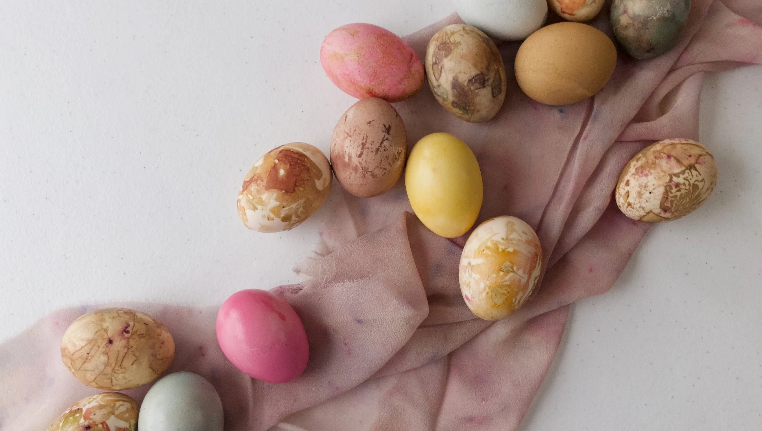 How to Dye Easter Eggs Naturally in 2 Ways