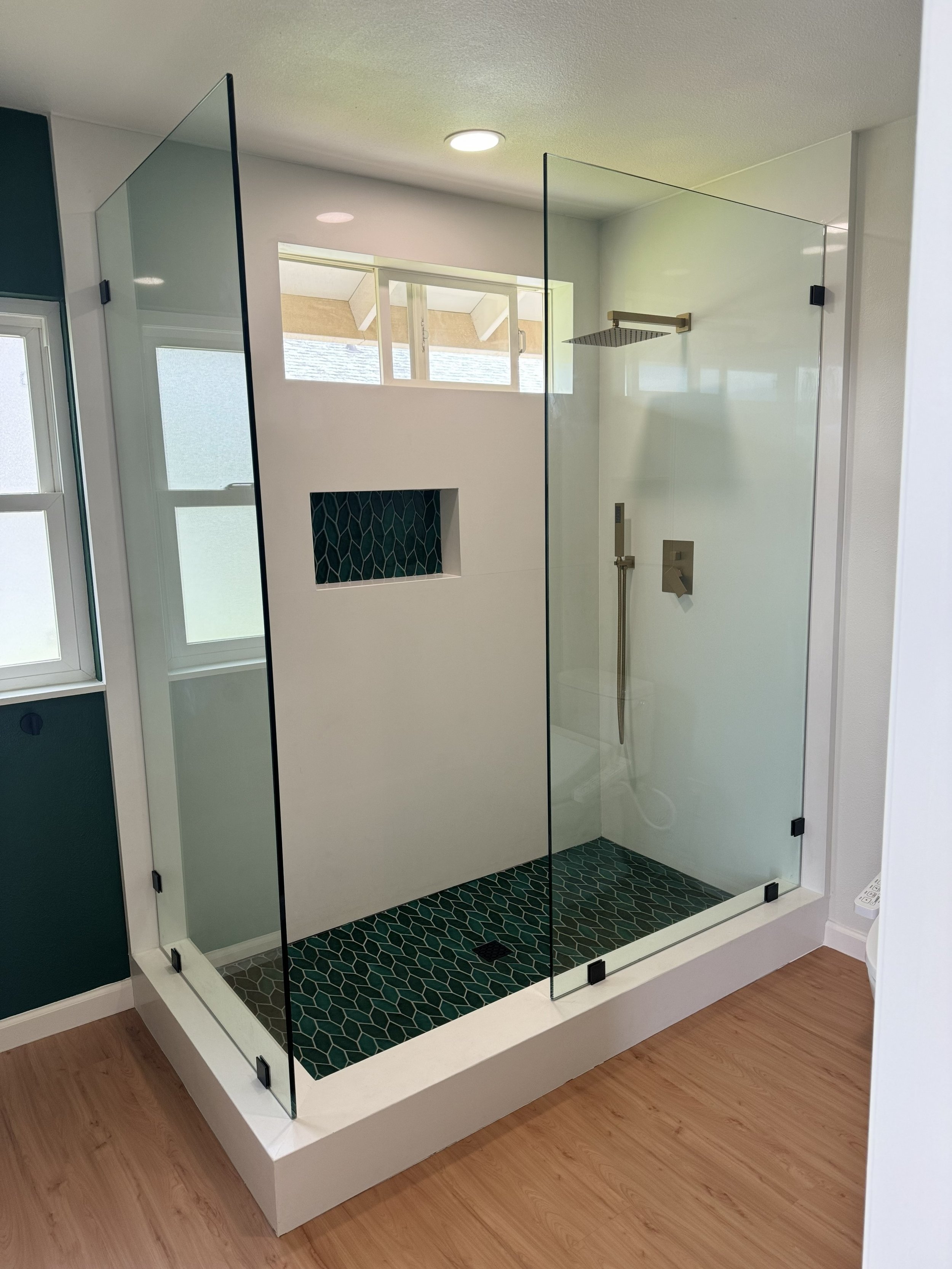 Shower Surround - Rhinegold Alpine White (Quartz) - Finalized.jpg