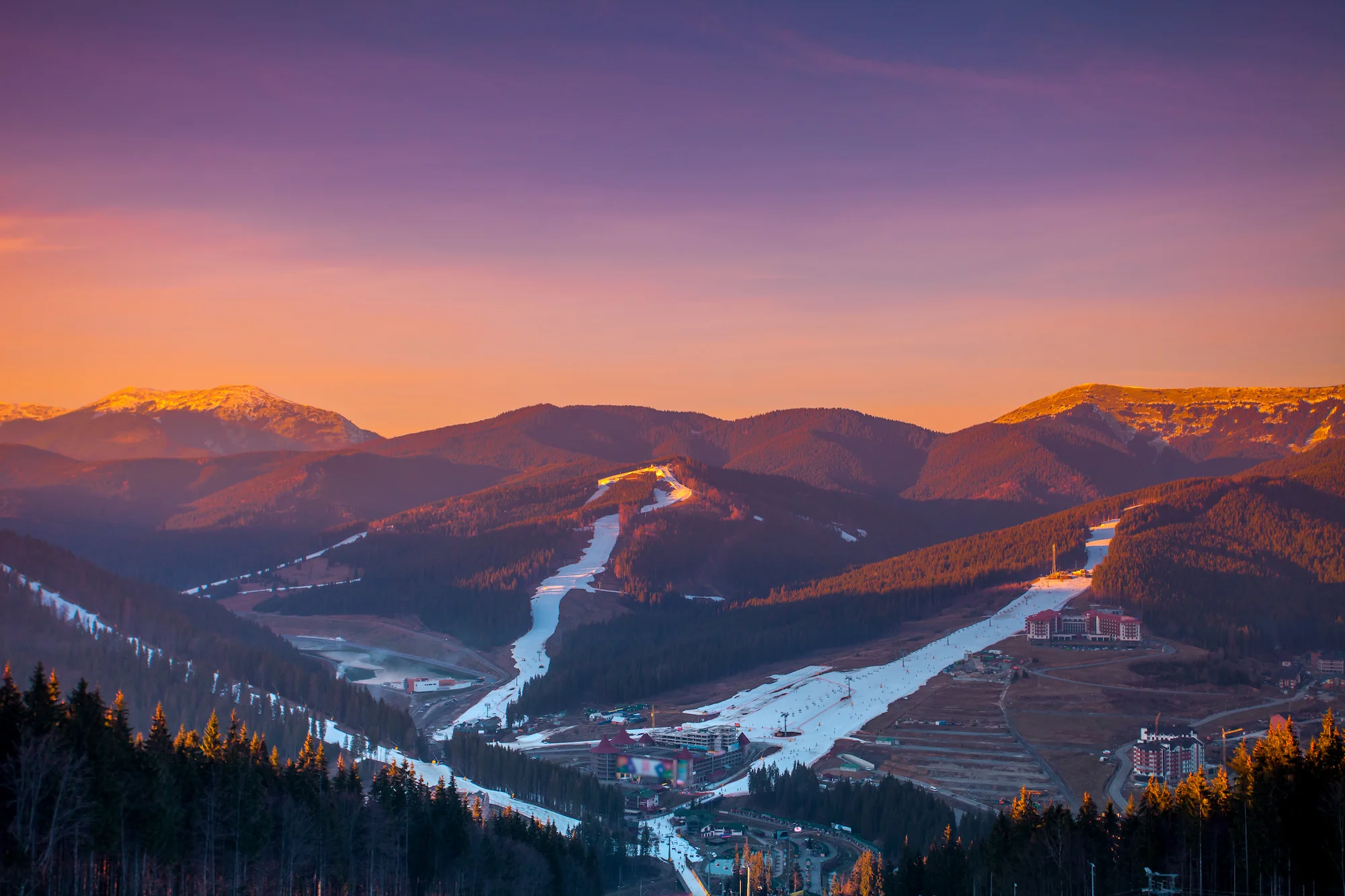 ski-resort-in-mountains-PXNAAPT copy.jpg