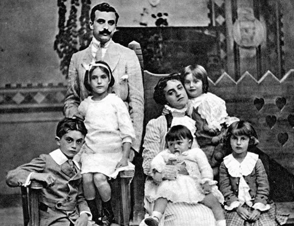 FAMILY PHOTO 1908