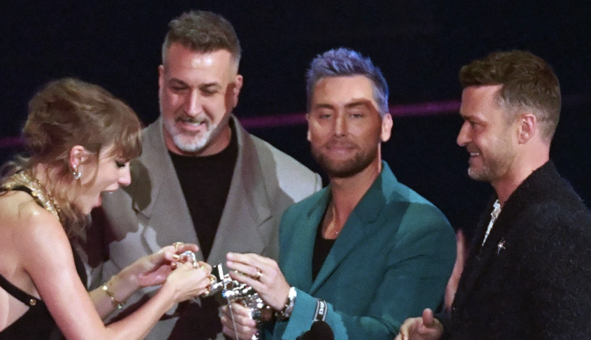 Taylor Swift has a millennial meltdown onstage with 'N Sync at the VMAs