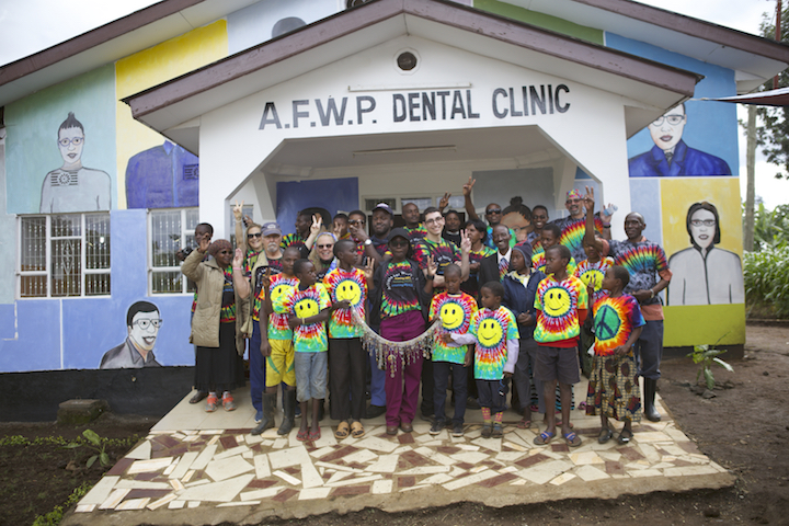 DENTAL-CLINIC-W-PEACE-SIGN.jpg