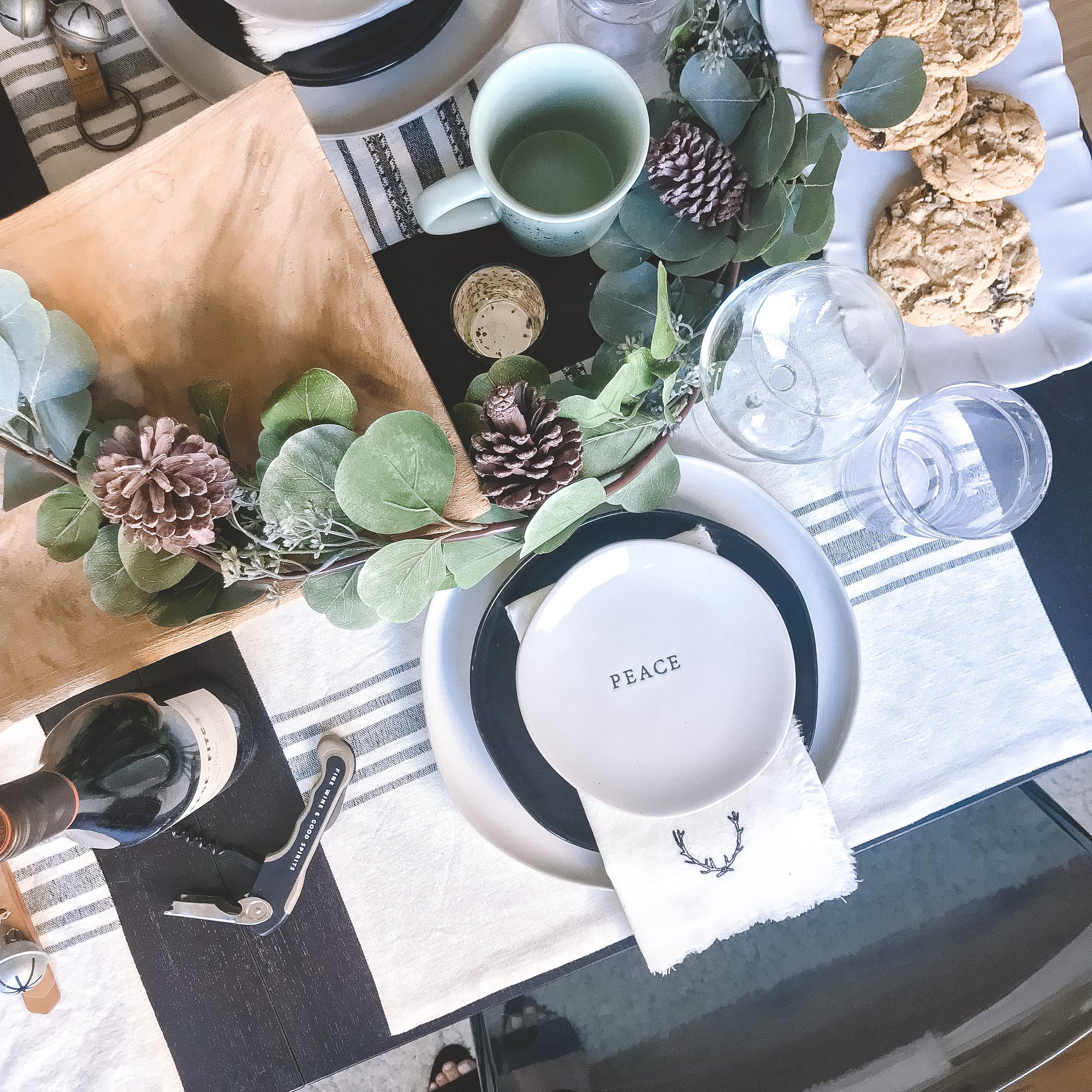 Your Guide to a Cozy Holiday Tablescape