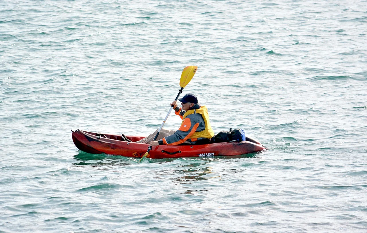 When paddling in the rain, it's important to choose the right jacket. 