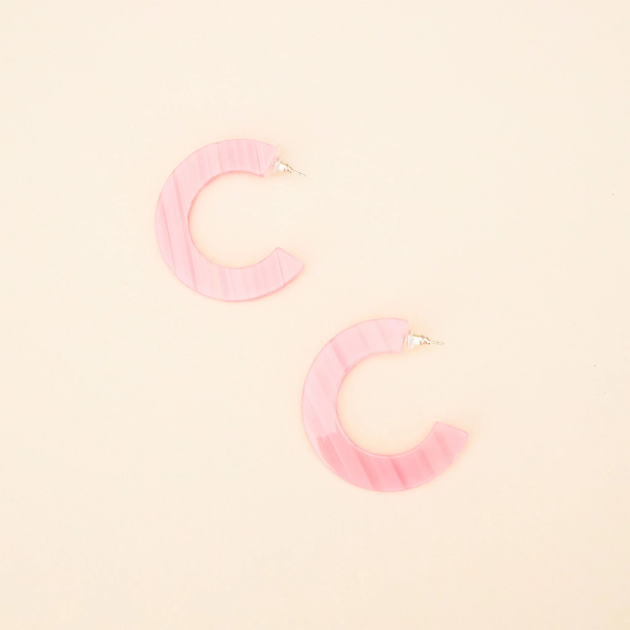 BIRDY_GREY_RESIN_HOOP_EARRINGS_PINK_01.jpg