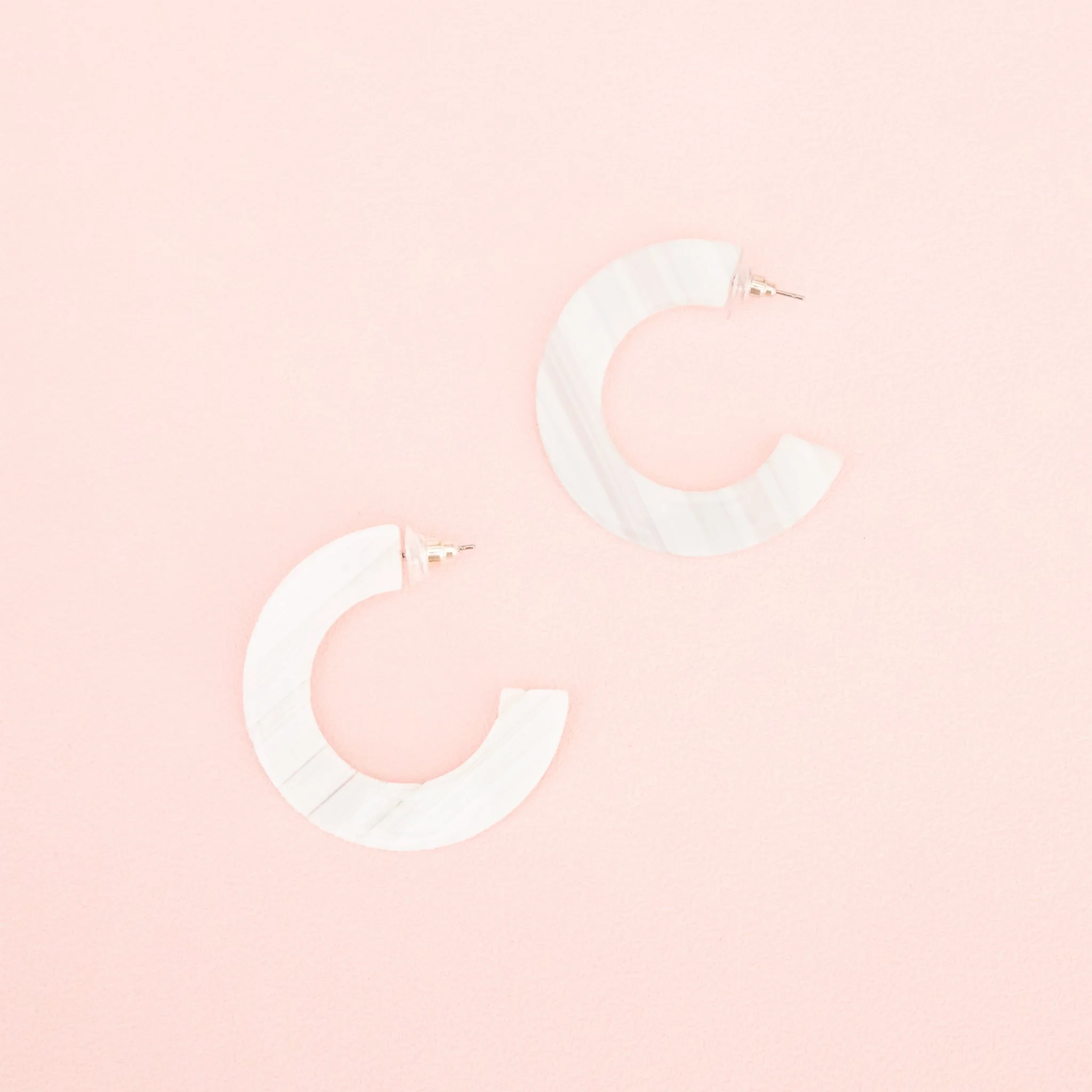 BIRDY_GREY_RESIN_HOOP_EARRINGS_WHITE_01.jpg