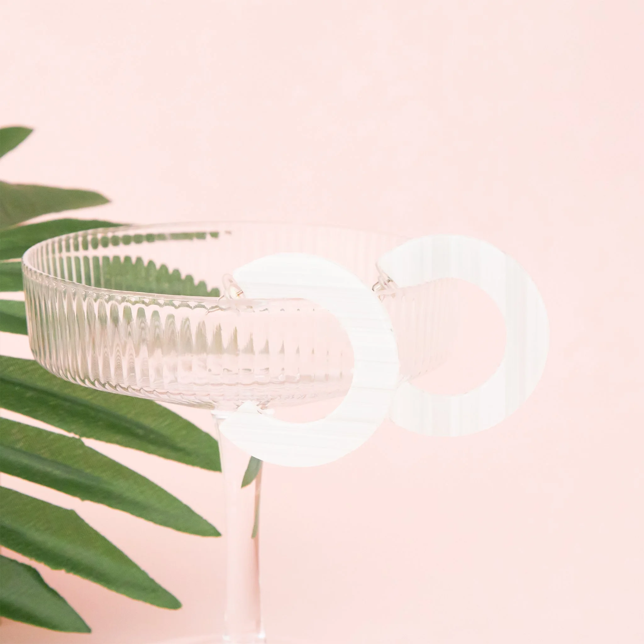 BIRDY_GREY_RESIN_HOOP_EARRINGS_WHITE_02.jpg