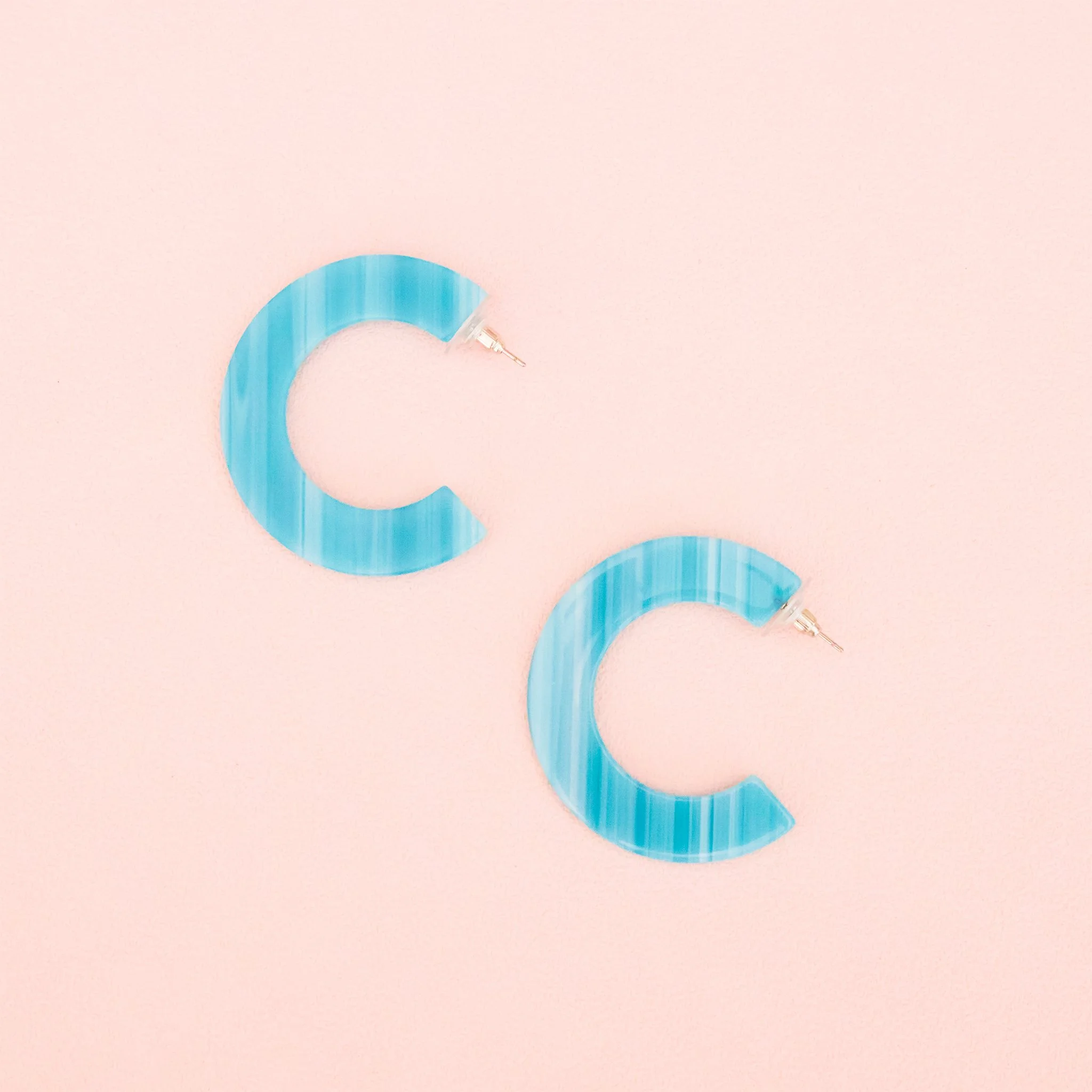 BIRDY_GREY_RESIN_HOOP_EARRINGS_BLUE_01.jpg