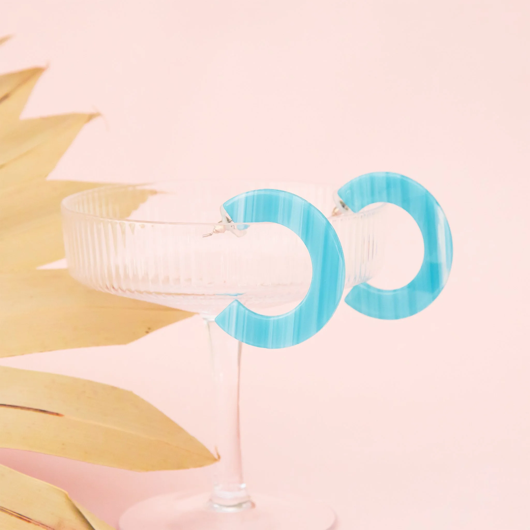 BIRDY_GREY_RESIN_HOOP_EARRINGS_BLUE_02.jpg