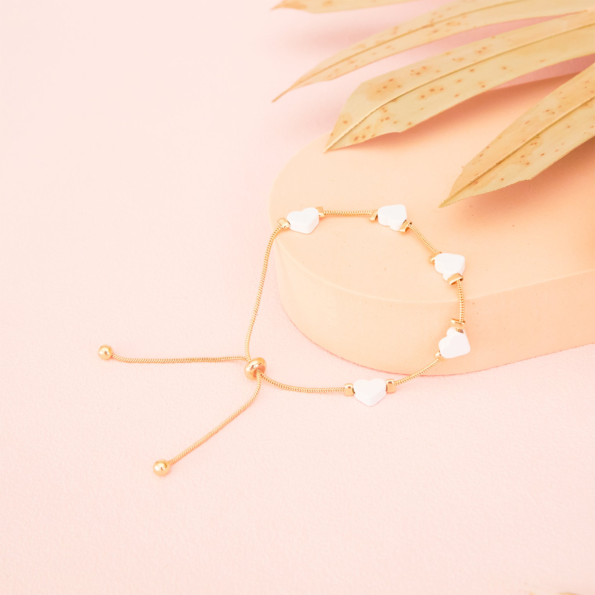 BIRDY_GREY_HEART_BRACELET_WHITE_02.jpg