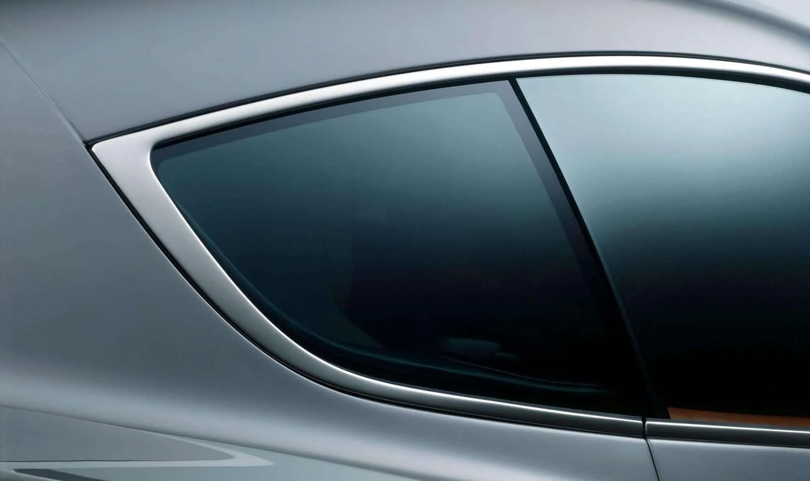 Aston_Martin-DB9-2004-1600-1e.jpg