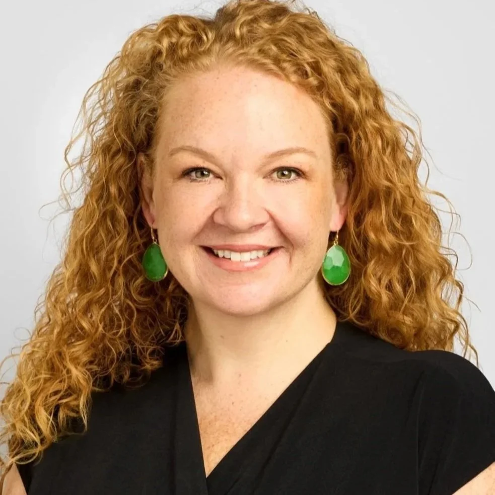 Professional headshot of a woman for the Basic LinkedIn session package in Toronto.