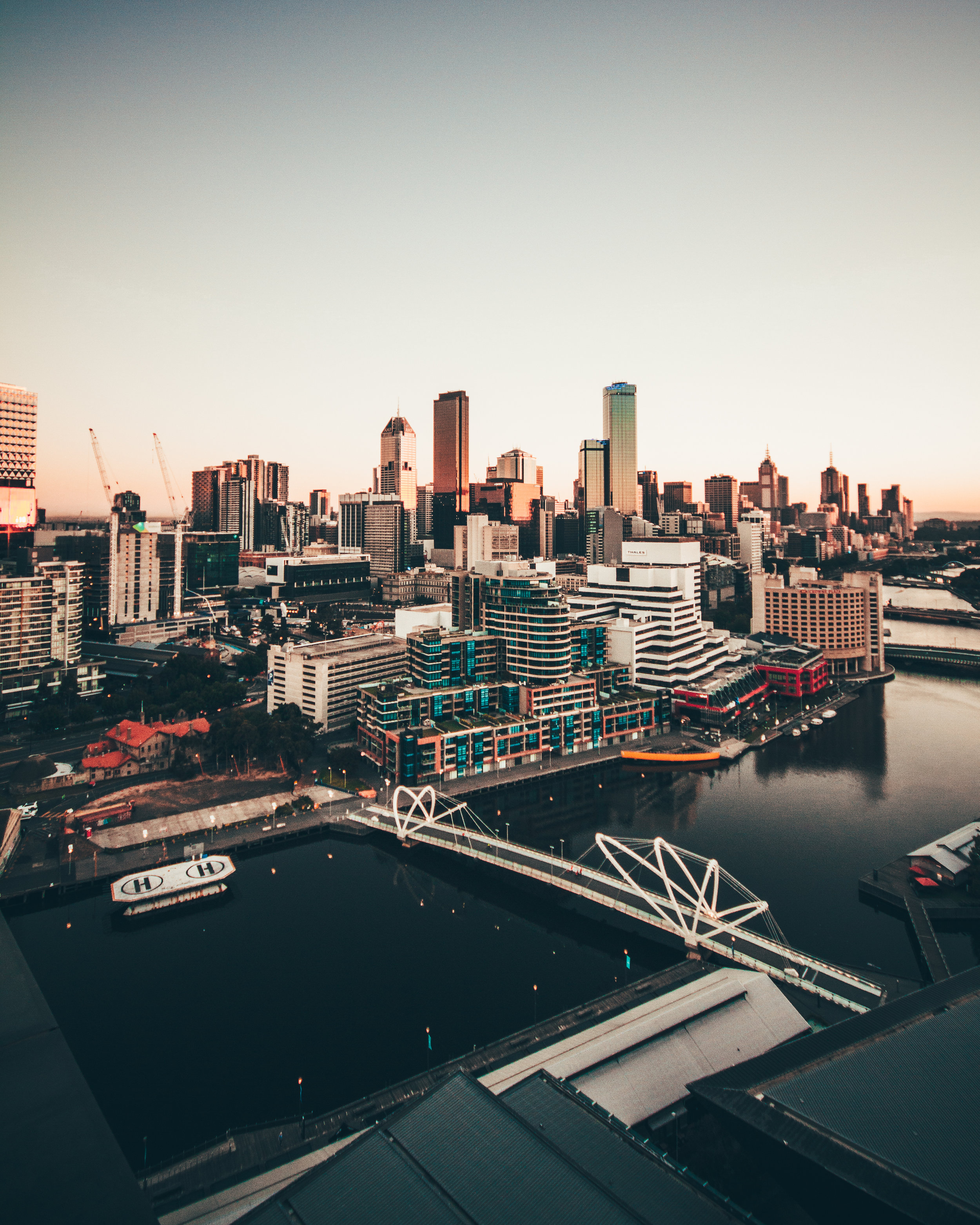 City scape of Melbourne city and the Yarra.jpg