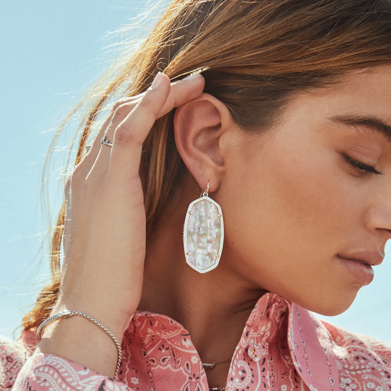 kendra-scott-danielle-earring-bright-silverwhite-abalone-lg.jpg