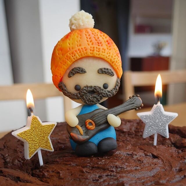 Happy Birthday, Dave!! 🎉
Brownie cake with a teeny tiny Dave on top! 
#mamasmoke #vegan #fearlessfood #brownie #cake #minidave #nomeatmay