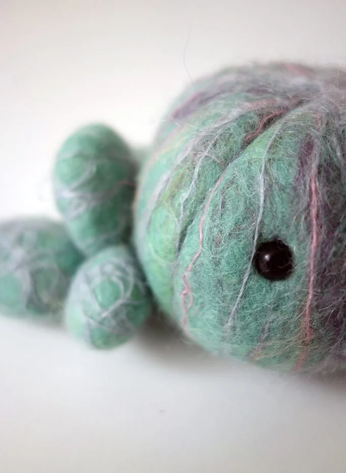 Artiste textile française CAM DUP - Camille Dupuis - felted blob