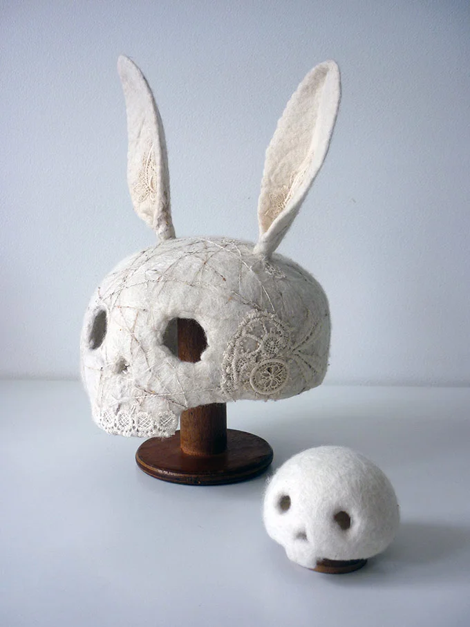 Artiste textile française CAM DUP - Camille Dupuis - crâne de lapin