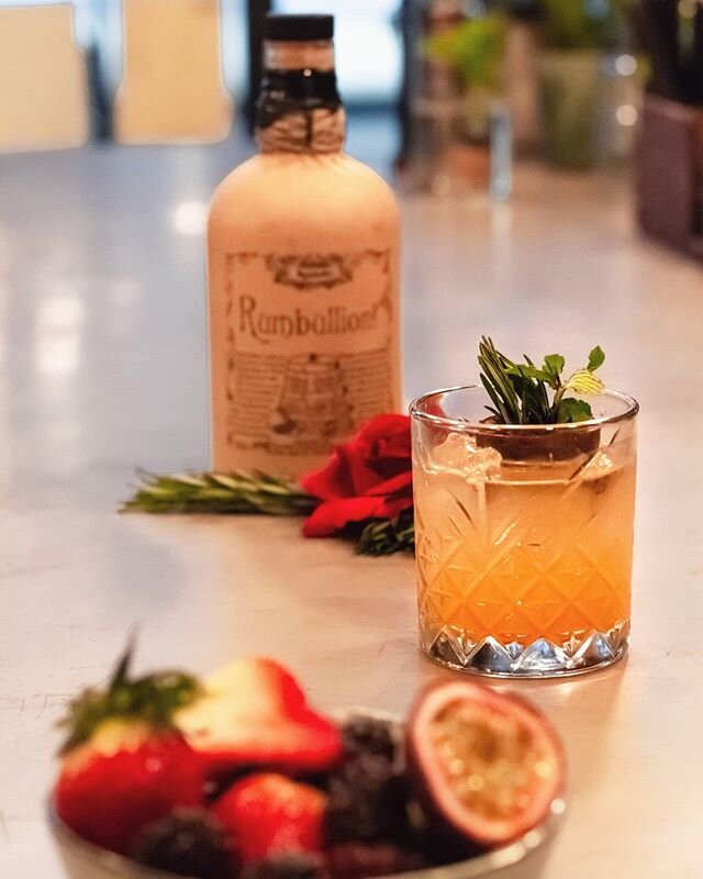 Our cocktail of the week, with Rumbullion and Passion Fruit 🍹too good to miss!

Serving it today and tomorrow until late! We are closed this Saturday for a private event ;)
-
-
-
-
-
-
-
-

#mixology #mixologist #bartender #craftcocktail #craftcockt