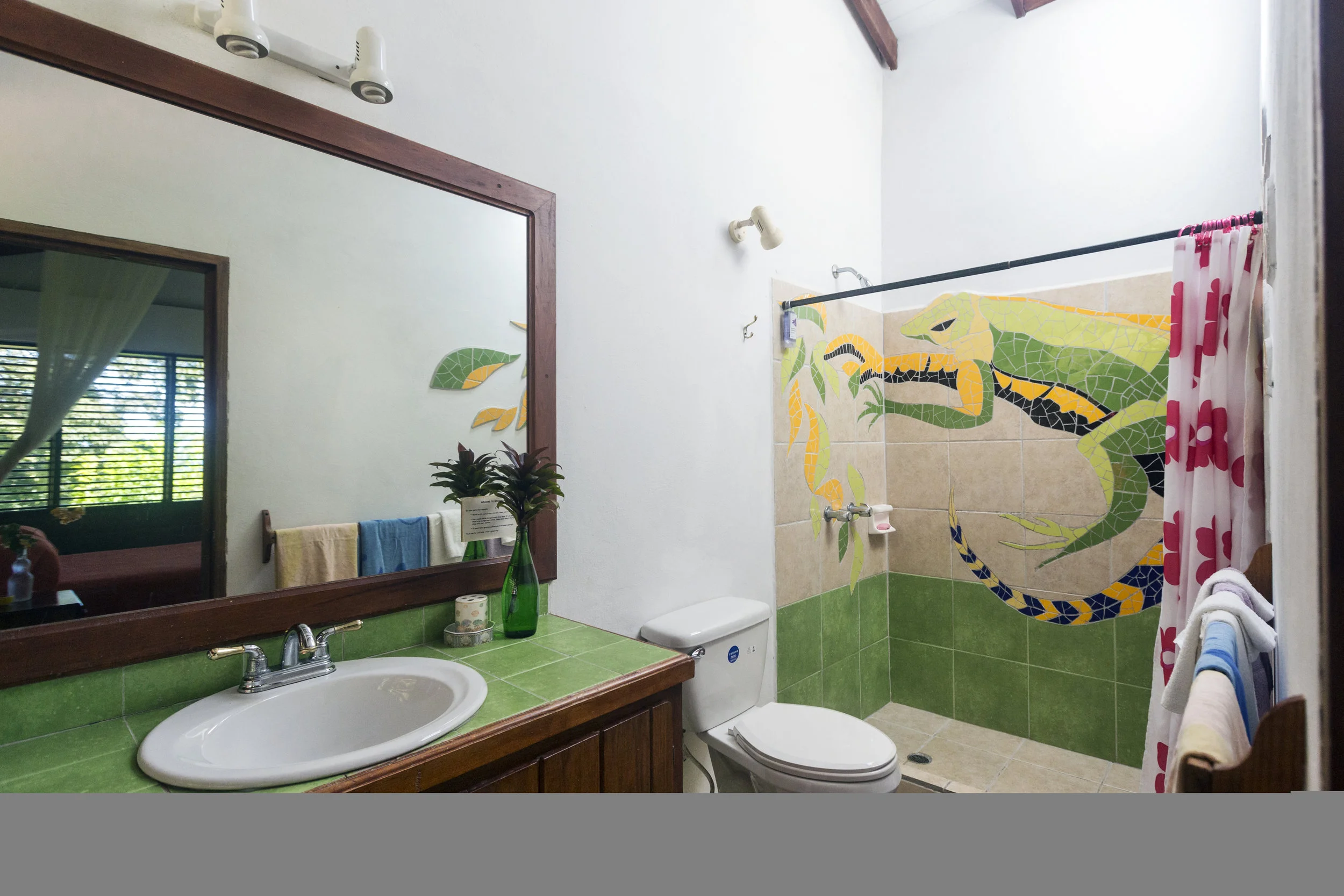 Main house queen bathroom 