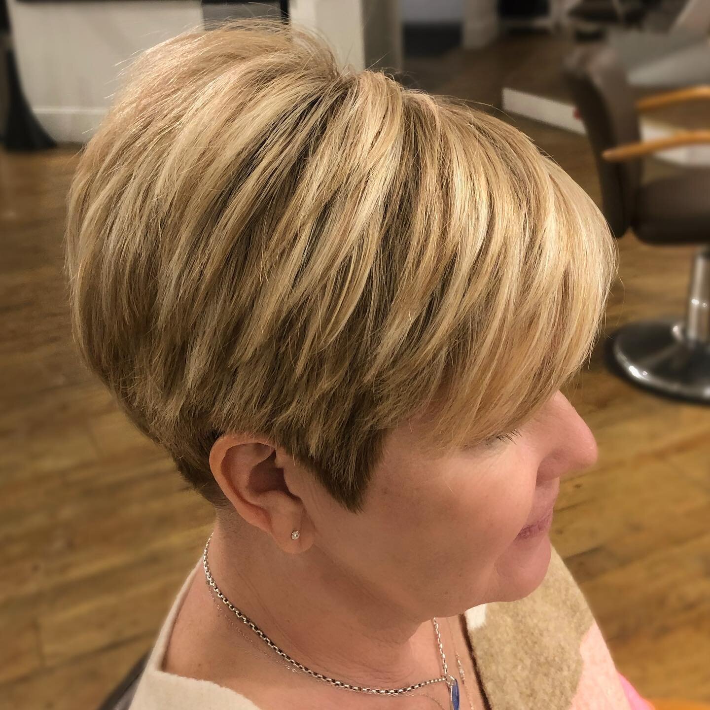 Spring is calling for that Honey Blonde 🍯 🐝 

STYLIST: Color &amp; Cut by Lois 
.
.
.
#honeyblonde #pixiecut #texture #dimensional #blonde #colorist #haircut #warmtones #highlights #beauty #salon #natick #goldwellus