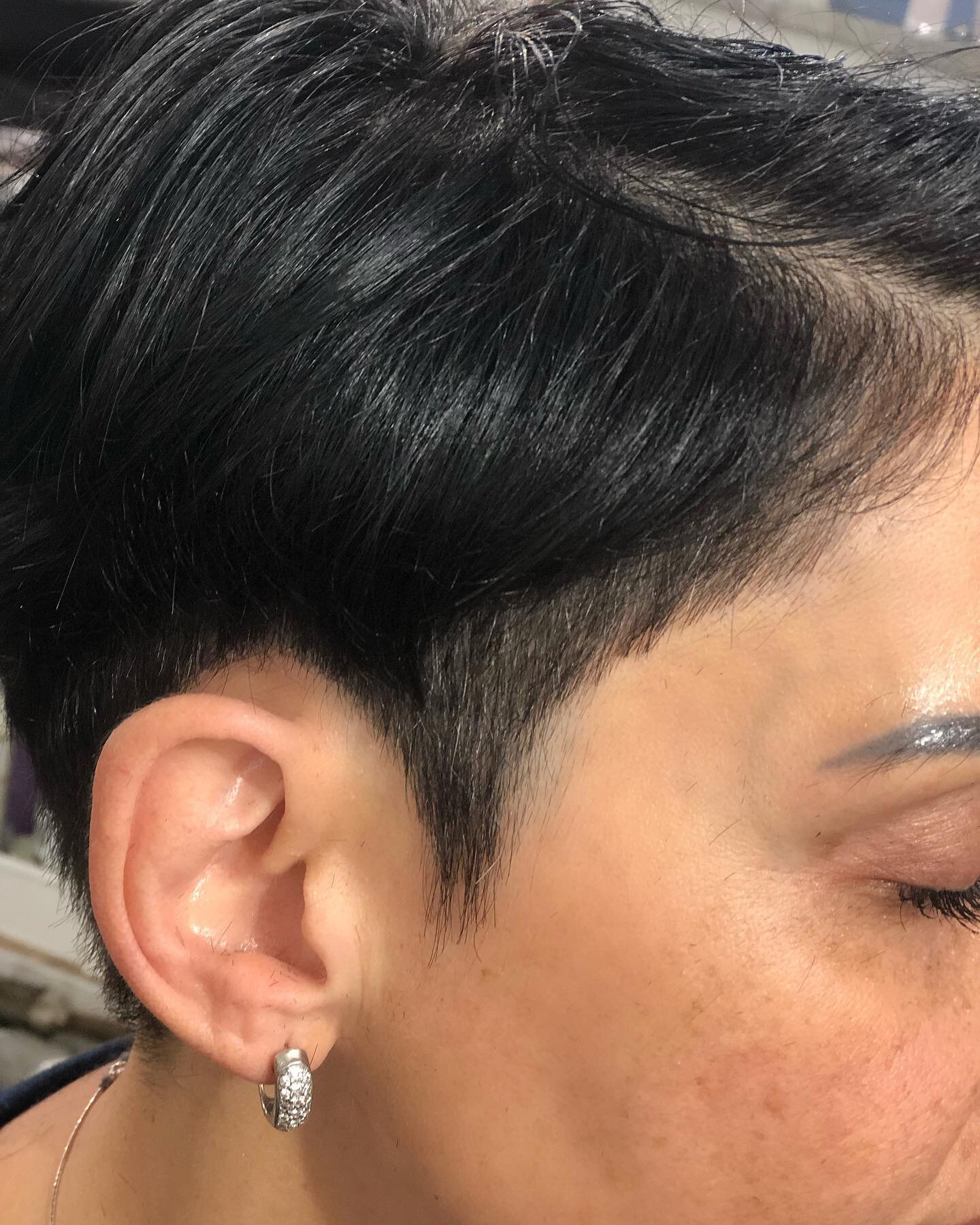 E D G E S ✂️ 

STYLIST: Haircut by Angela 
.
.
. 
#haircut #undercut #soft #feminine #stylist #salon #boston #natick #shorthair #style #modern #beauty