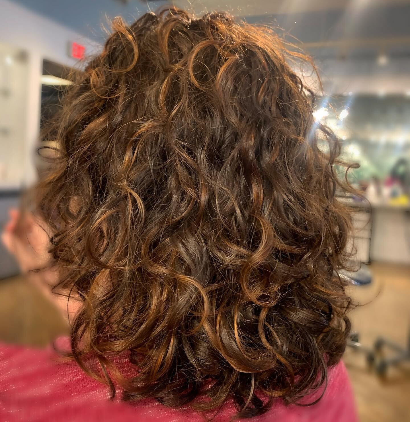 Caramel Curls 🤎 

STYLIST: Devacut &amp; Color @kerri_goodwin 
.
.
.
#curlycut #curlyhair #dimensionalbrunette #colorist #bouncecurl #devacut #beauty #salon #natick #caramel #hairpainting #warmtones #curlyhairstyles #chocolate