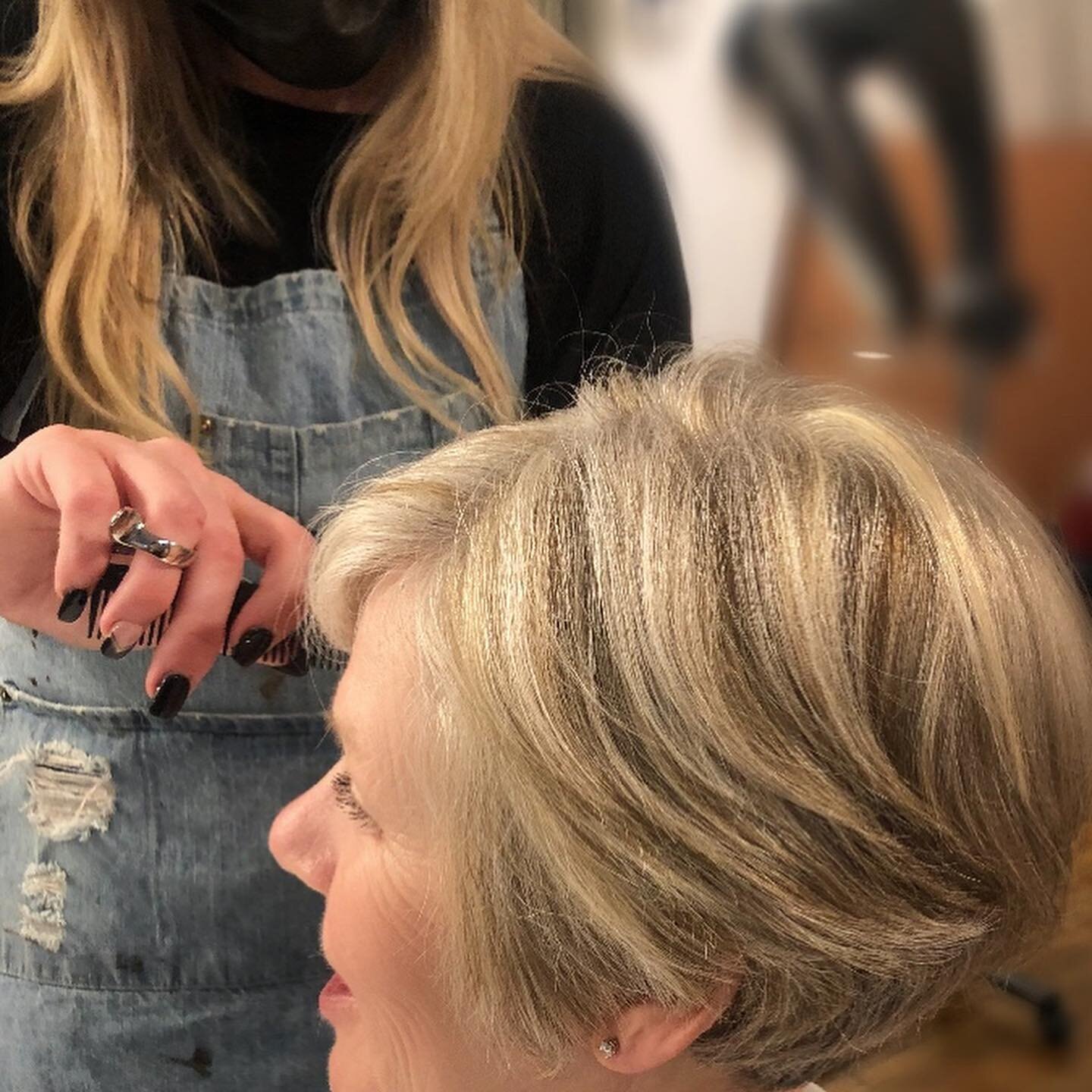 Complimenting the the natural silver ⚡️

STYLIST: Haircut &amp; Color by @kerri_goodwin 
.
.
.
#haircut #blonde #greyblending #dimension #blonde #shorthair #hairstyles #salon #highlights #hairstylist #wella #depth