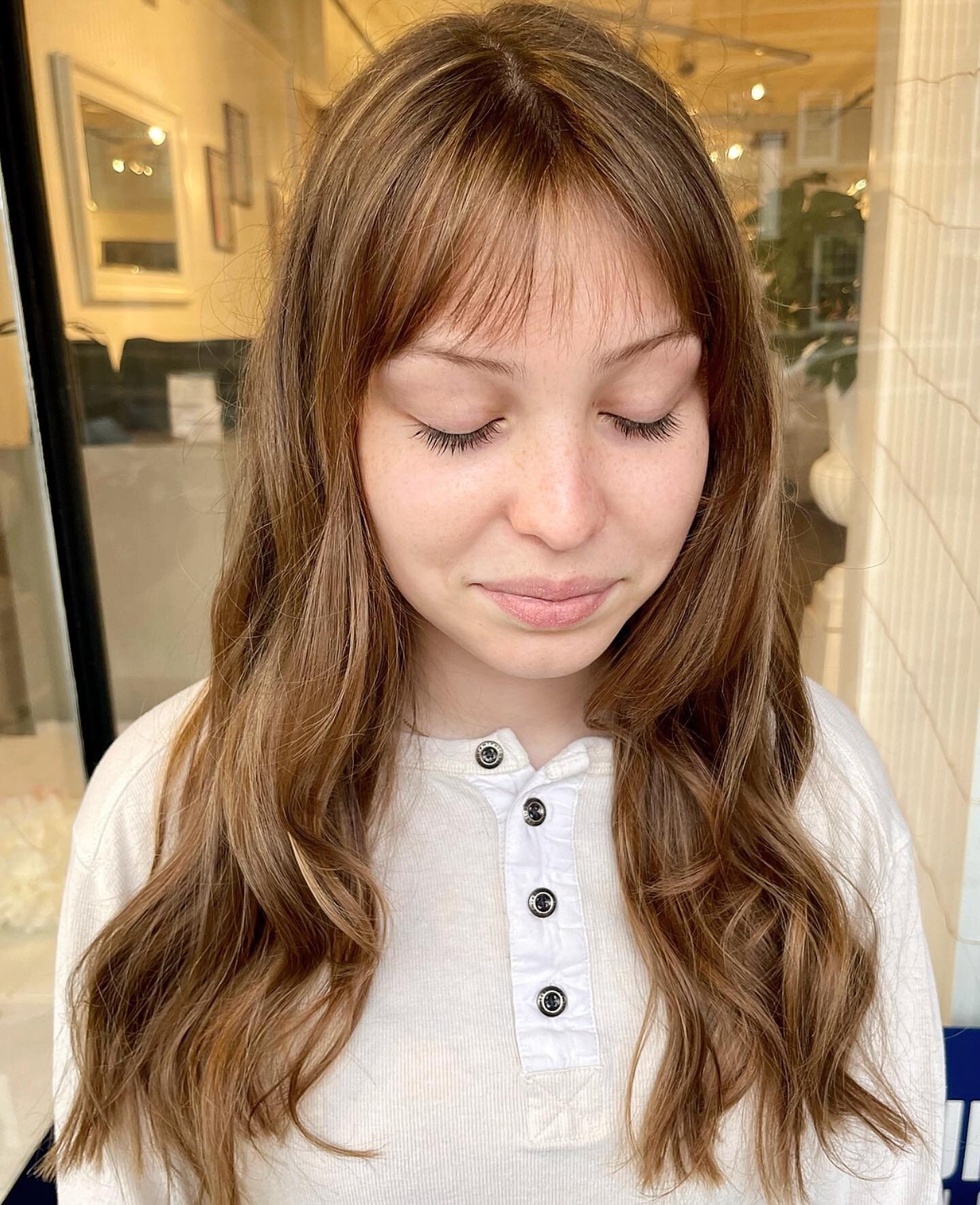 Hazelnut &amp; caramel delight ☕️ 

STYLIST : color by Alexis

.
.
.
#highlights #lowlights #golden #warm #rich #subtlehighlights #longhair #brunettehighlights