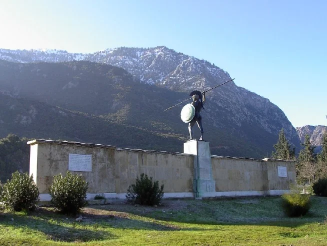 monumento en las termópilas.jpg