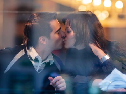 pareja-enamorados-dandose-beso.jpg