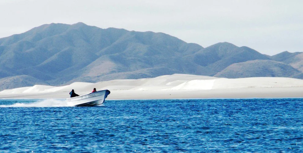 bahia-magdalena-puerto-cortes-pesca-dunas-lancha-990x660-990x500.jpg