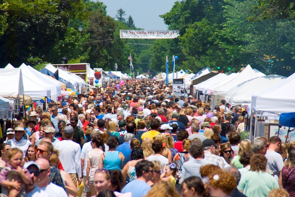 Strawberry Festival Crowd_Photo courtesy Cedarburg Chamber of Commerce copy.jpg