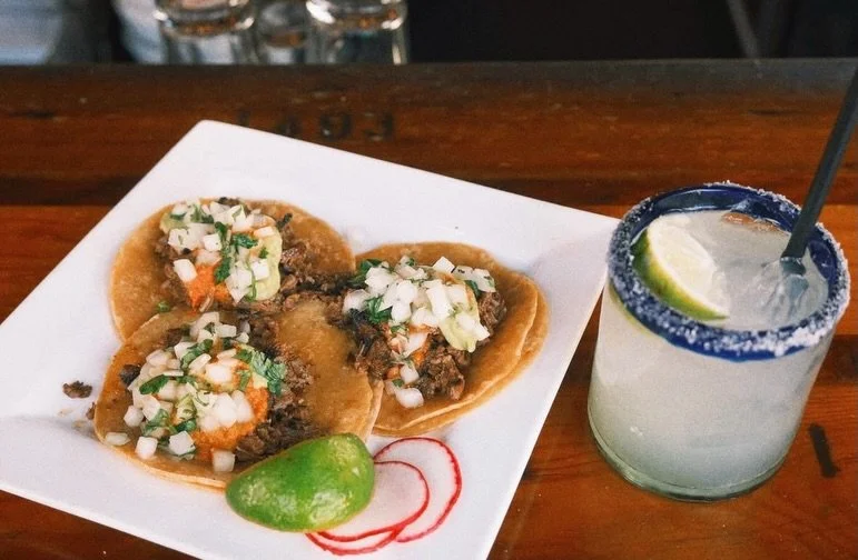 Comida y bebidas at Burro is just what your weekend needs!🌮🍹🍺 

📸: @kristinemay