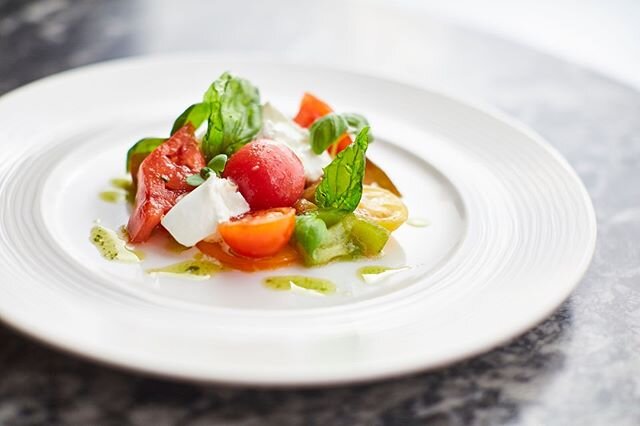 It feels like a caprese salad kind-of-a day today. Deeeelish! 🍽️