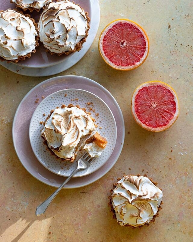 Grapefruit meringue tart for days. And the best part, they are refined sugar-free, gluten free, and paleo-is if you are willing to turn a blind eye to 10 gr of grass fed organic butter per tart. ⁠
They are the best thing that's happened to Thursdays 