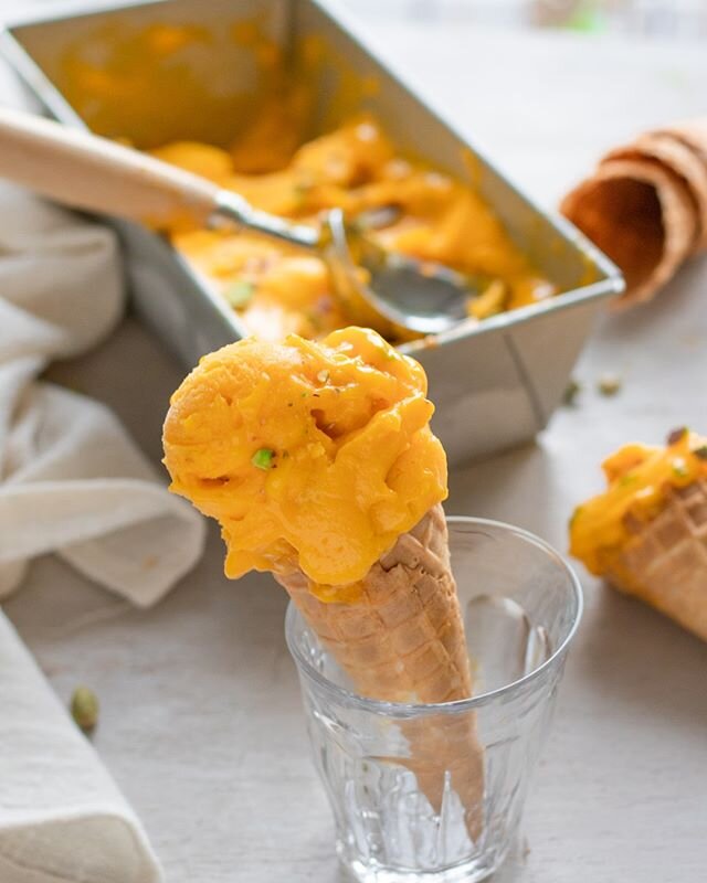 It's basically summer over here, and while I think it's always a good time to have ice cream, I think I might taste even better now that the days are longer. Skip through my stories to find the recipe for this amazing mango frozen yogurt, cause it's 