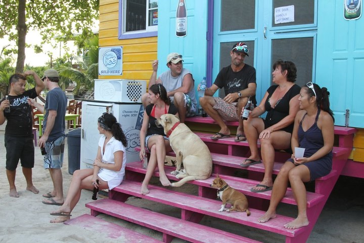 "Happy Hour" on Mata Grande Grocery steps.