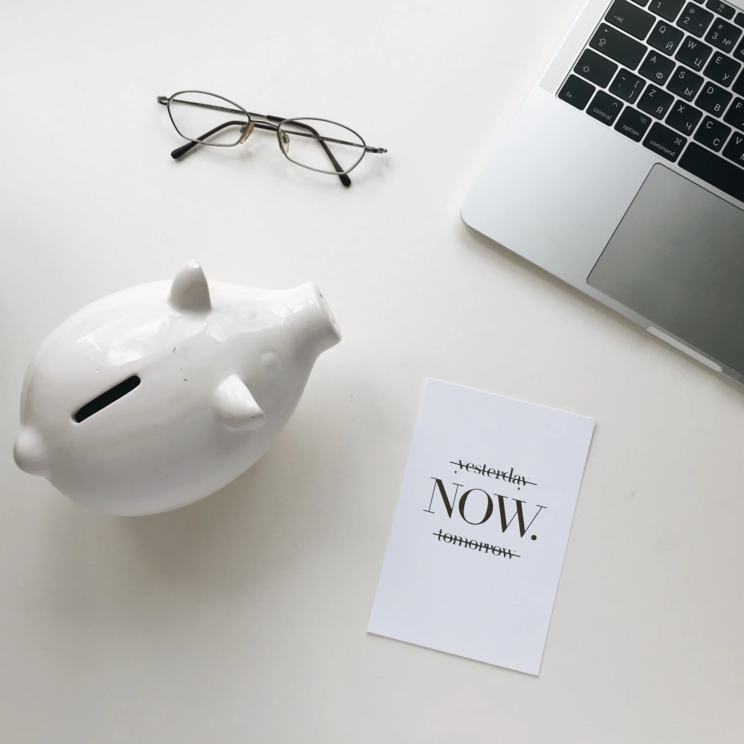 finance-workplace-desktop-desktop-items-flat-lay-items-lay-flat-desktop-background-flat-lying-objects_t20_oob7G4.jpg