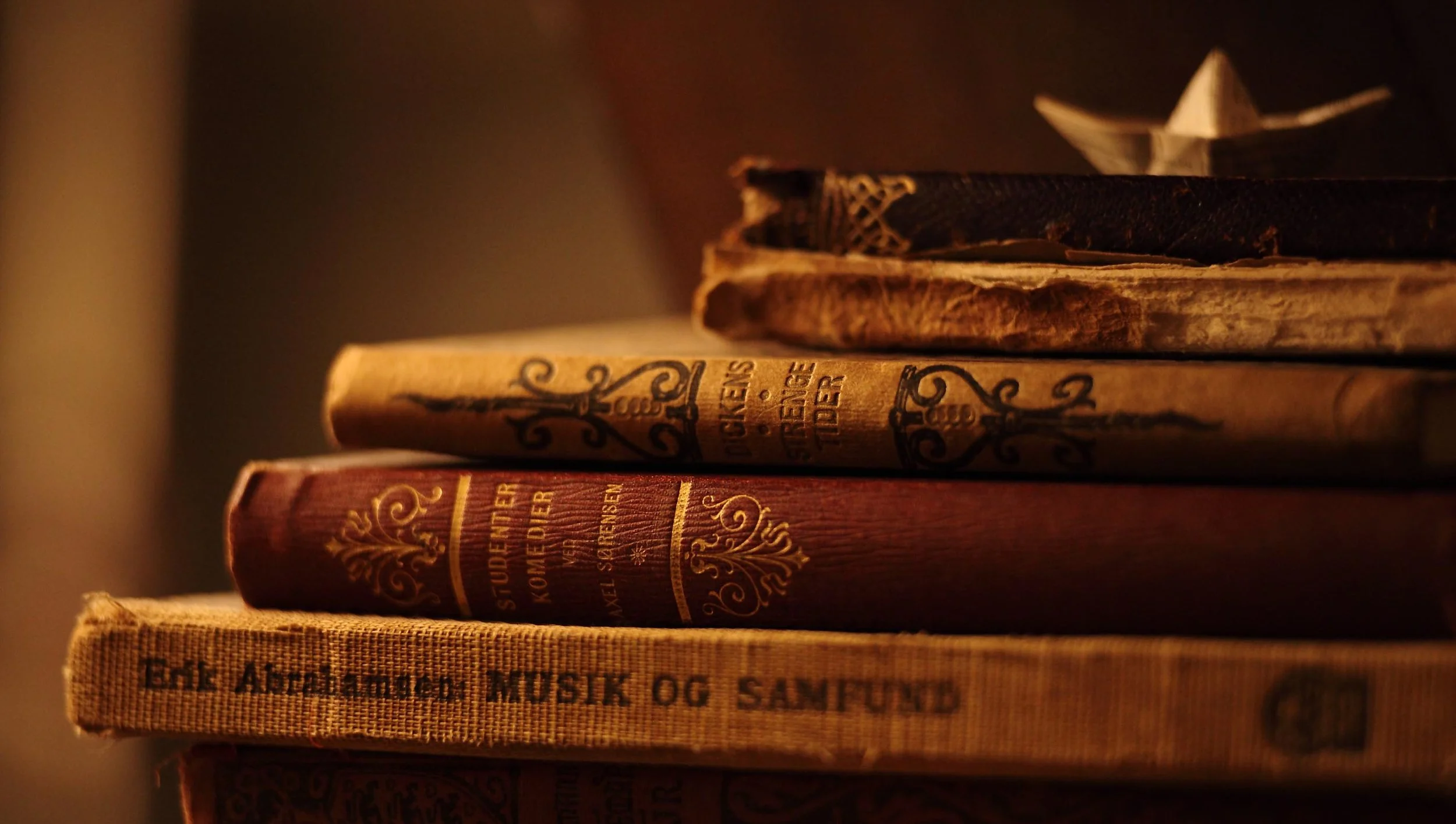 Amazing-Old-Book-Desktop-Wallpapers-wallpaper-desktop-images-background-photos-download-hd-free-windows-wallpaper-iphone-2756x1560.jpg