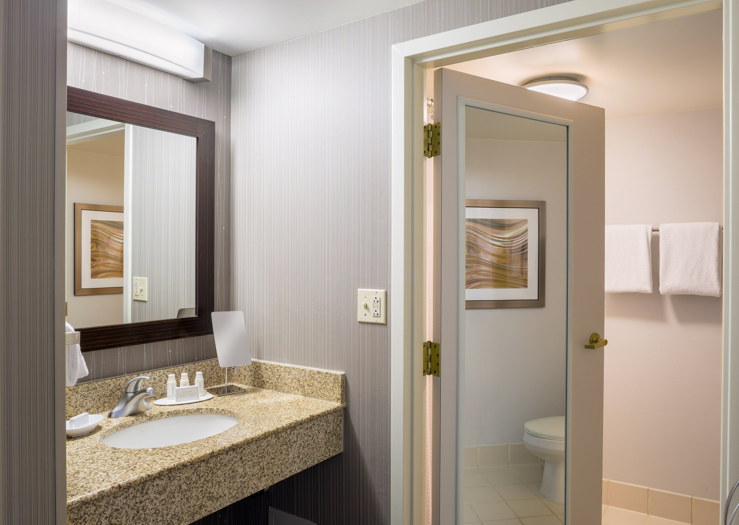 Courtyard by Marriott Providence Downtown Bathroom