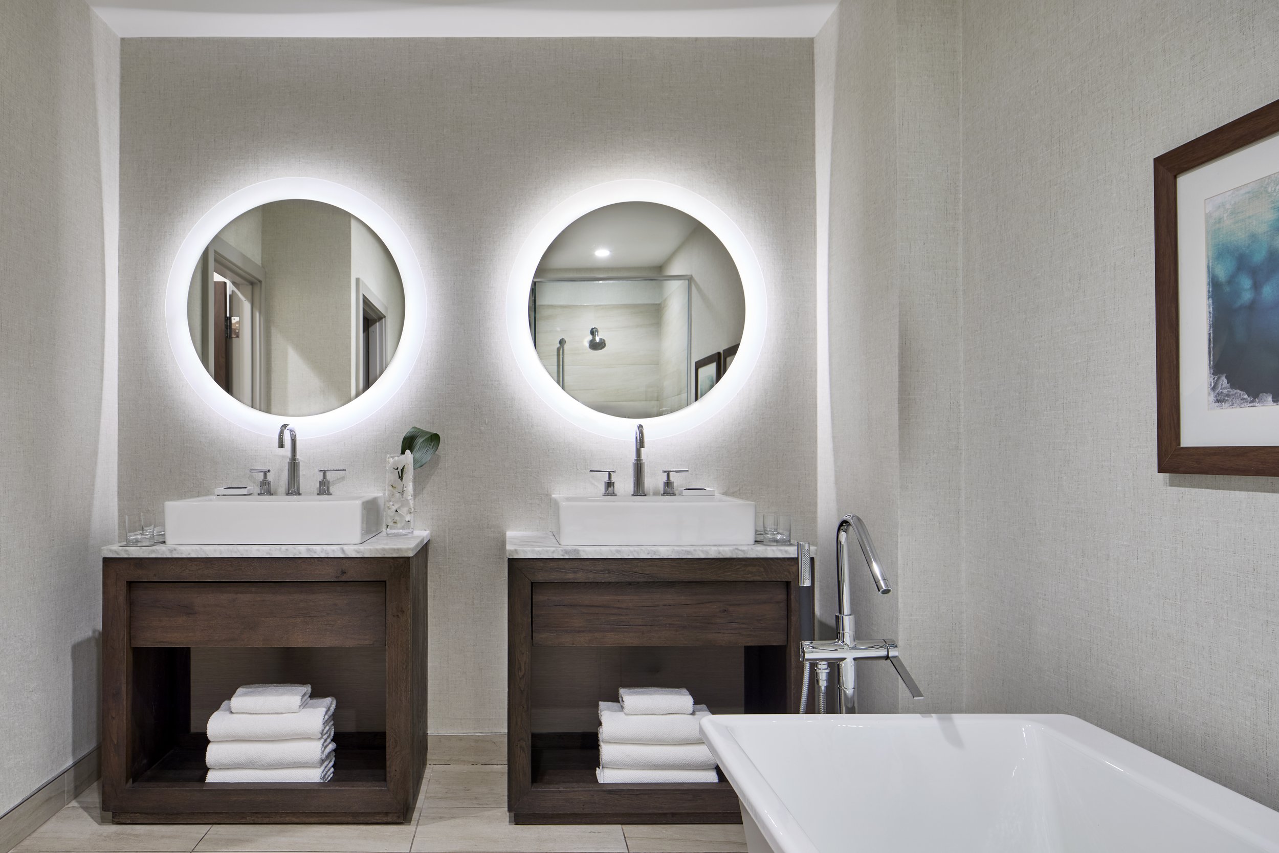 RH_ROCDL_MontereySuite_Bath.jpg