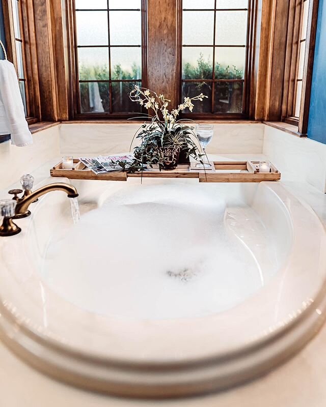 We are praying that your weekend is full of peace and relaxation.🌼🛁💐 #theridgeok #getaway #randr #bathboard