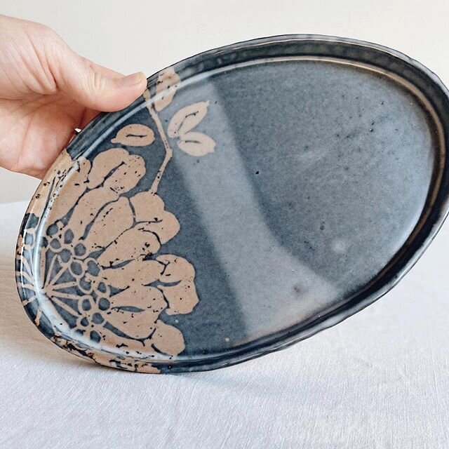 One of my favorites in the upcoming launch of the Botanicals Collection is this tea tray. I have just a few of these lovely hand-painted tea trays. Make sure you get signed up for my newsletter to get early access. The link is in my bio.
.
.
.
.
#cer