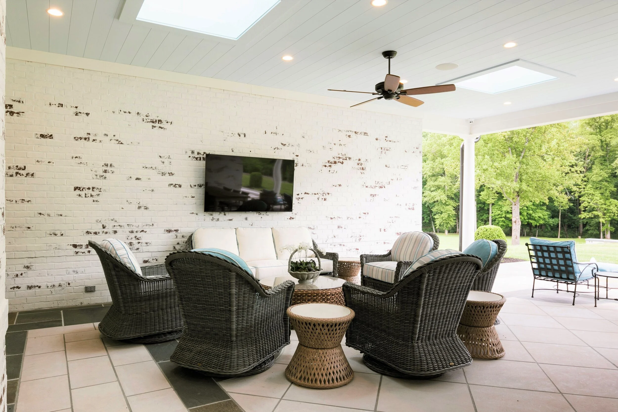 Schmid & Rhodes Construction Booth Farmhouse Outdoor Living Room