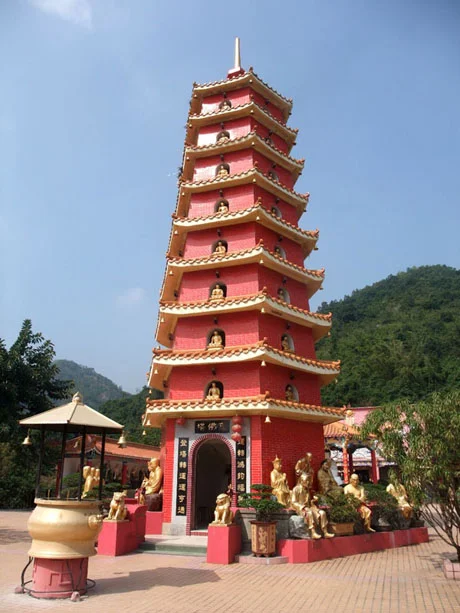 Ten+Thousand+Buddhas+-+Pagoda.jpg