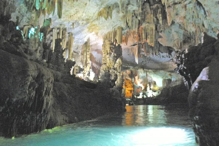 med_Jeita-Grotto-Typical-Tourist-Boat-Ride-Scenes-1418053859861.JPG
