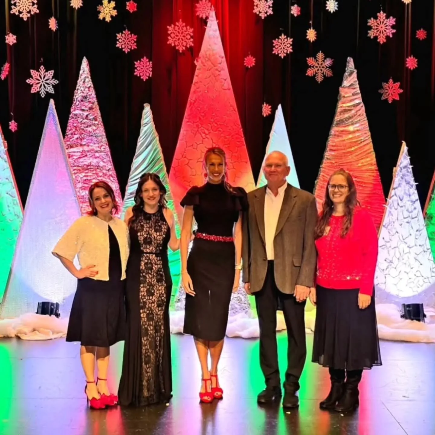 MERRY CHRISTMAS from everyone at Tri-City Youth Choir 🎄🎅!! We 🫶❤️ YOU! 

Merry Christmas to all our talented youth singers! 🎄🎄🫶❤️

🌟 Merry Christmas and special thanks to our artistic director, choreographers, performance directors, and vocal 