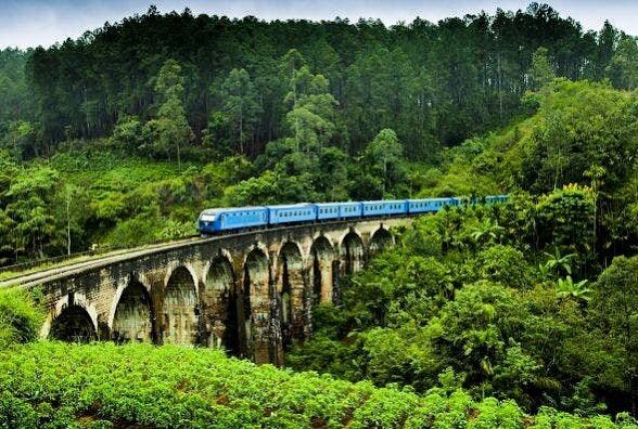 Tren de t&eacute;: un viaje al coraz&oacute;n del antiguo Ceil&aacute;n. &iexcl;Descubre uno de los trazados ferroviarios m&aacute;s hermosos del mundo! ‪#SriLanka‬
.
Link en Bio.
.
📷:&nbsp;@cerodosbe
.
#DATOdeViajes&nbsp;#ViajesAtuMedida&nbsp;#Turi