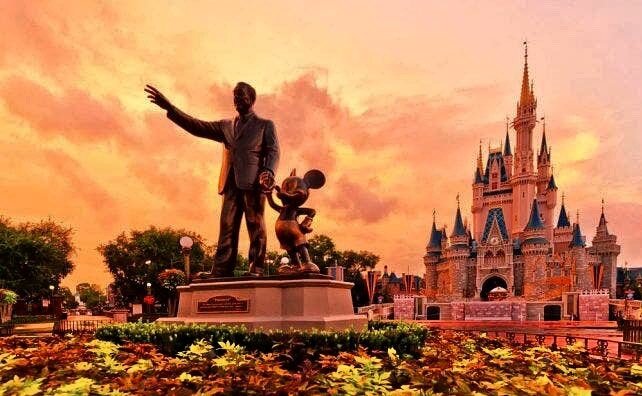Disney proh&iacute;be comer y beber mientras se camina por sus parques. Ante el aumento de contagios en Florida, Disney endurece su pol&iacute;tica respecto a uso de mascarillas en sus parques.
.
Link en Bio.
.
📷:&nbsp;@cerodosbe
.
#DATOdeViajes&nbs